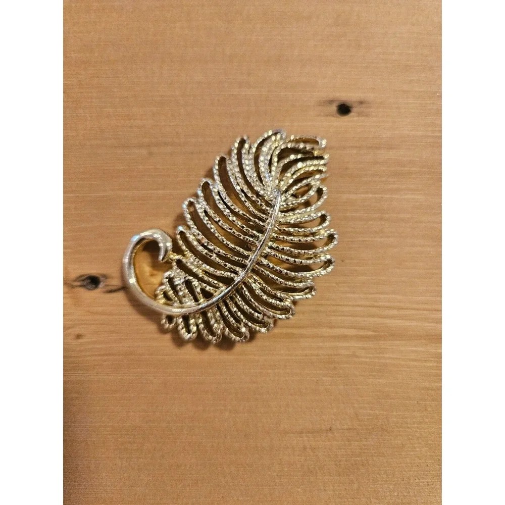 Vintage GERRYS  Gold Tone‎ Textured Large 2.2